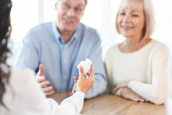 Médico dando algunas pastillas a pareja de ancianos — Foto de Stock