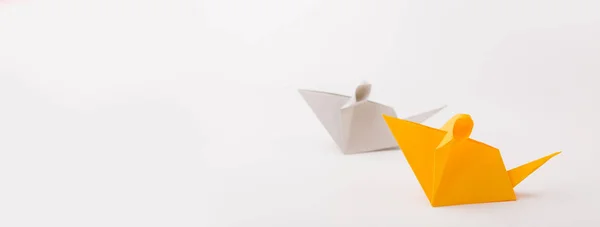 Maan nieuw jaar 2020 rat dierenriem origami papier wit en geel — Stockfoto