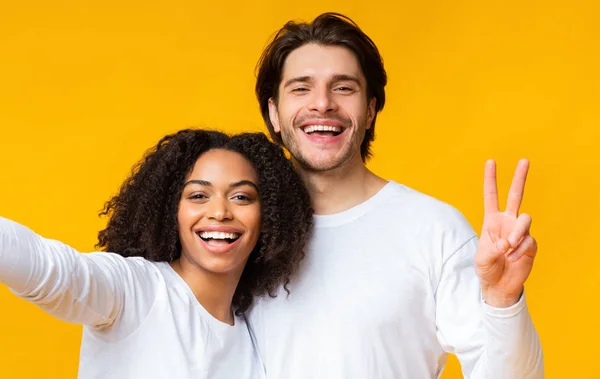 Cheerful Interracial Couple Taking Selfie, Guy Showing Peace Sign — Stock Photo, Image