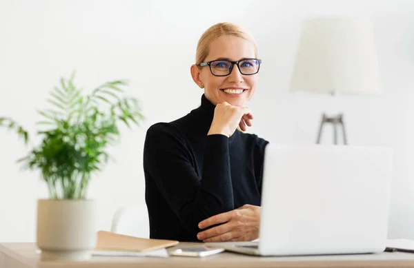 Glücklich reifer Lehrer mit Brille und lächelnd in die Kamera — Stockfoto