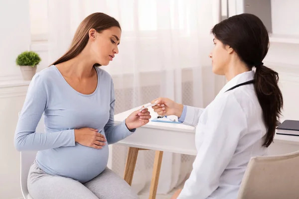 Doctor Giving Pregnant Lady Patient Prescribed Pills Sitting In Office — Stock Photo, Image