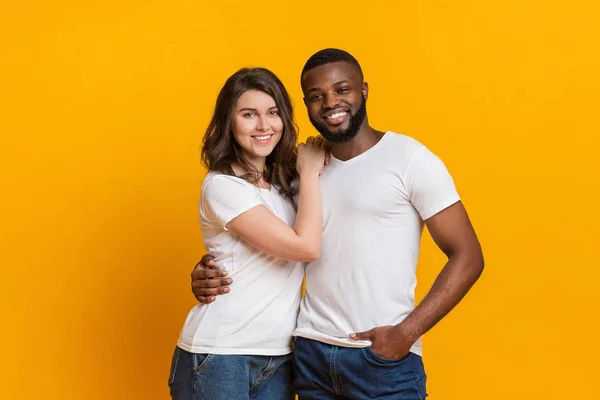 Retrato de pareja interracial romántica abrazándose y posando juntos — Foto de Stock