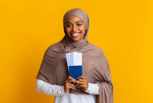 Happy afro muslim wanita di hijab dengan paspor dan tiket — Stok Foto
