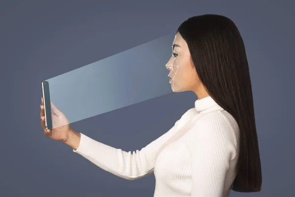 Skanowanie twarzy dziewczyny z systemem rozpoznawania twarzy na smartfonie — Zdjęcie stockowe