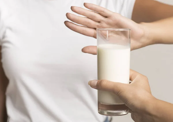 Onherkenbare vrouw die nee zegt tegen melk die in de studio staat, gehakt — Stockfoto