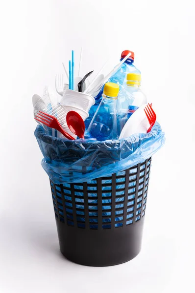 装满塑料垃圾或被白色隔离的垃圾的垃圾箱 — 图库照片