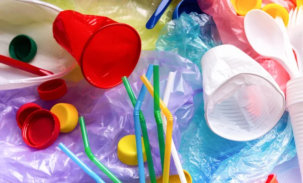 Cannucce, tazze, sacchetti di plastica che inquinano ambiente ed ecosistema — Foto Stock