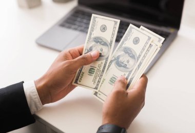 Dolar banknotları sayan siyah işadamlarının elleri