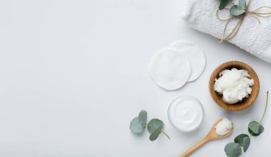 Doğal hindistan cevizi yağı ve nemlendirici krem kaplıcaya hazırlanıyor.