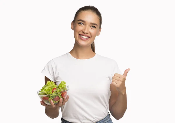 Lady Holding Vegetable Salad Gesturing Thumbs-Up Approving Diet, Studio Shot — Stok fotoğraf