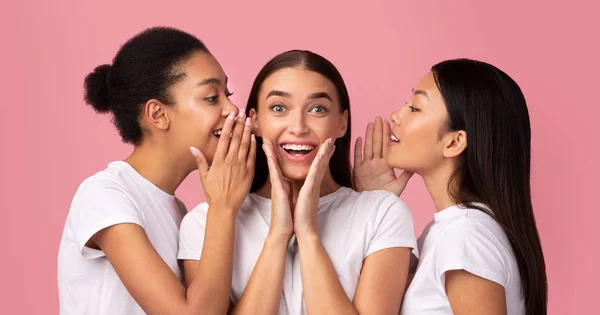 Három Millenniumi Lányok Megosztása Titkok Áll Rózsaszín Háttér, Panoráma — Stock Fotó