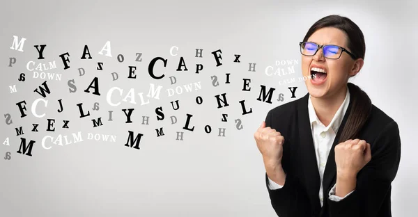 Donna d'affari arrabbiata che urla, lettere dell'alfabeto che escono dalla bocca aperta — Foto Stock