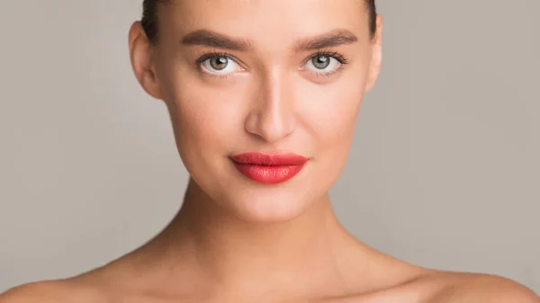 Portrait de beauté de femme aux lèvres rouges, fond gris — Photo