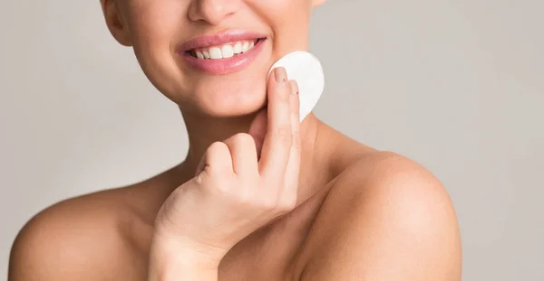 Bőrápolási rutin. Nő tisztító arc segítségével pamut pad — Stock Fotó