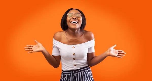 Χαρούμενη μαύρη γυναίκα που γελάει χειρονομίες με τα χέρια, πορτοκαλί φόντο, πανόραμα — Φωτογραφία Αρχείου
