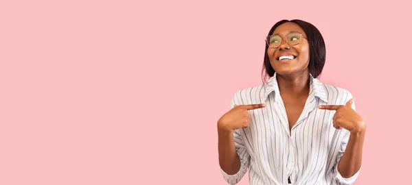 Afro mulher apontando os dedos em si mesma sobre fundo rosa, Panorama — Fotografia de Stock