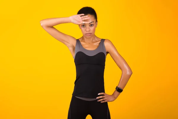 Afro Girl Wiping Sweat From Face Standing Over Yellow Background — 스톡 사진