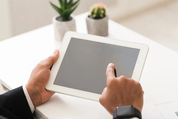 Podnikatel držící prázdný digitální tablet na pracovním stole — Stock fotografie