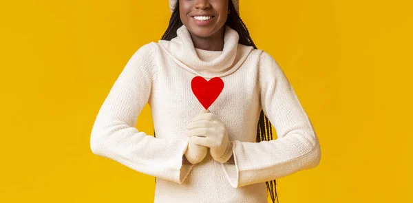 Przycięte zdjęcie afro dziewczyny trzymającej czerwoną karteczkę w kształcie serca — Zdjęcie stockowe