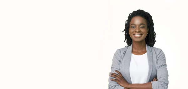 Pewna siebie afro businesswoman pozowanie ze złożonymi ramionami na białym tle — Zdjęcie stockowe