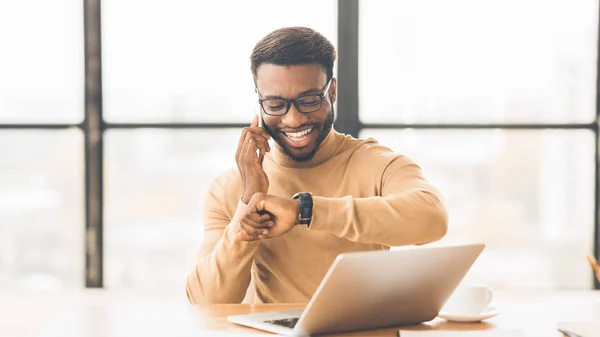 Uomo d'affari africano controllare il tempo di parlare al telefono — Foto Stock