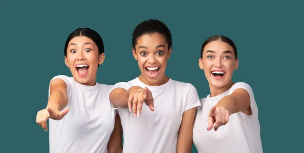 Three Excited Girls Pointing Fingers At Camera Over Turquoise Background — Stok Foto