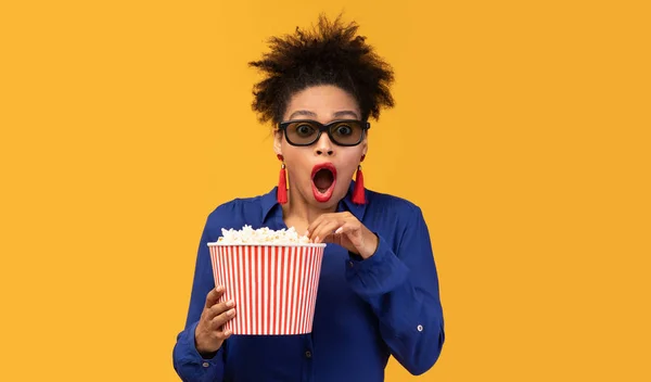 Šokovaný afro dívka v 3D brýle sledování filmu s popcornem — Stock fotografie