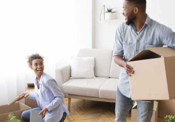 Jonge Afro Paar Verpakking Bewegende dozen Indoor, Selectieve Focus — Stockfoto