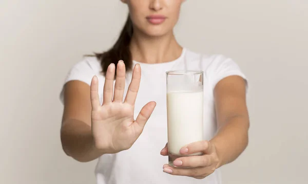 Senhora irreconhecível segurando leite Gesturing não ao vidro, fundo cinza — Fotografia de Stock