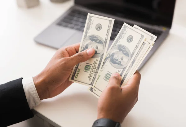 Mãos de homem de negócios negro contando notas de dólar — Fotografia de Stock