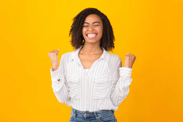 Aufgeregtes junges afrikanisches Mädchen schreit vor Freude — Stockfoto