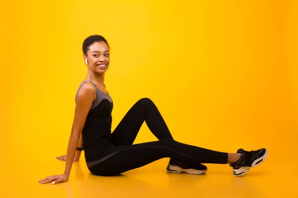 Chica sentada en Fitball sobre fondo amarillo —  Fotos de Stock