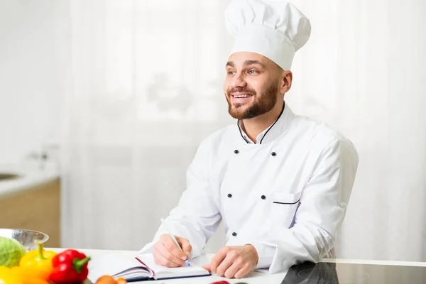 Chef Man Recipes Escrevendo Trabalhando no livro de culinária na cozinha — Fotografia de Stock