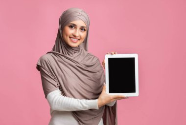 Başörtülü Müslüman Kız Boş Siyah Ekran ile Dijital Tablet Gösteriyor