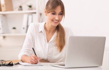 Neşeli Sekreter Kız Modern Ofiste Oturan Notlar Alıyor