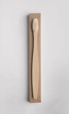 Beyaz arkaplanda doğal bambu diş fırçası