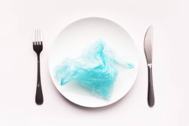 Beyaza izole edilmiş yiyecek yerine plastik poşetle kaplayın.