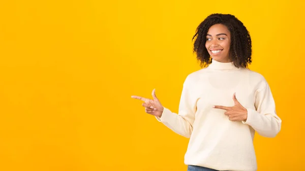 Lächelndes schwarzes Mädchen zeigt mit dem Finger auf freien Raum — Stockfoto