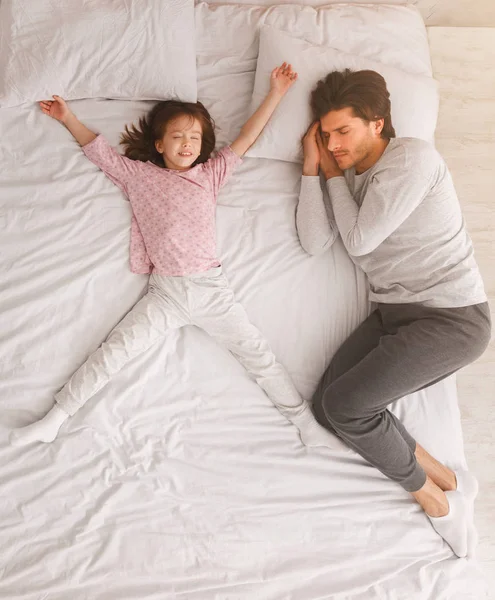 Papá y la niña durmiendo juntos en la cama —  Fotos de Stock