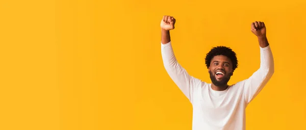 Cheerful afro man screaming Yes and raising clenched fists — Stock Photo, Image
