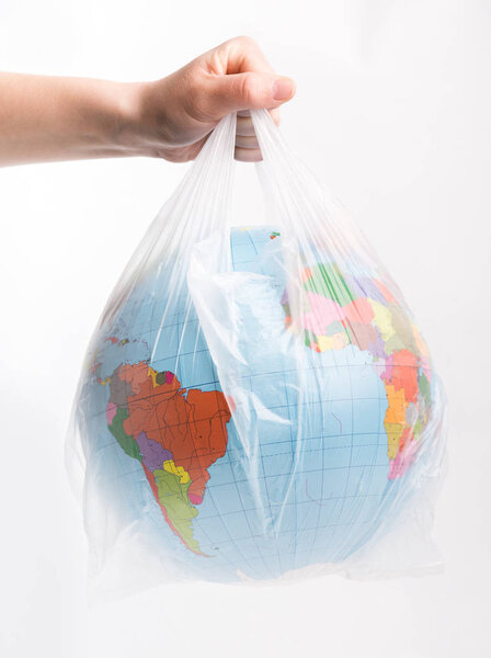 Женщина держит землю в пластиковом пакете, изолированном на белом
