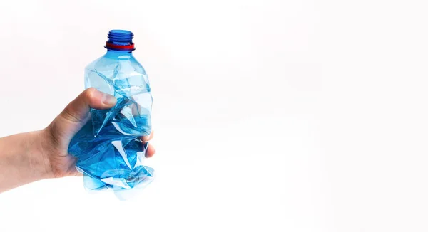 Tangan wanita memegang plastik transparan yang jelas botol siap untuk daur ulang — Stok Foto