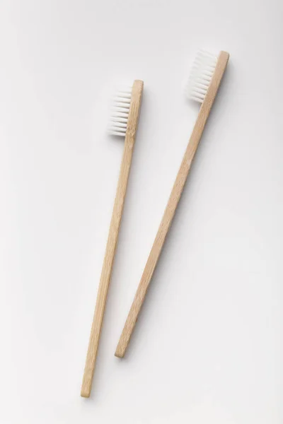 白い背景に隔離された2本の竹の歯ブラシ — ストック写真