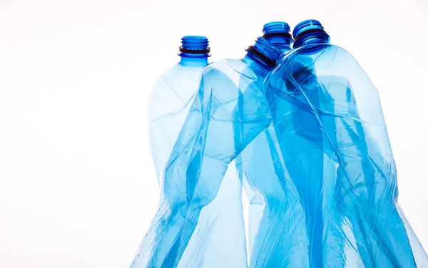 Botol plastik kusut air mineral pada latar belakang putih — Stok Foto