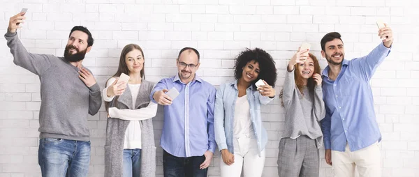 Groep van gelukkige lachende mannen en vrouwen die selfie nemen — Stockfoto