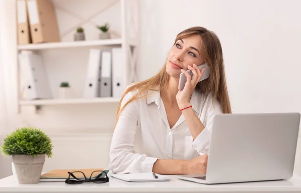 Business Girl Μιλώντας στο τηλέφωνο πελάτη κλήσης κάθεται στο χώρο εργασίας — Φωτογραφία Αρχείου