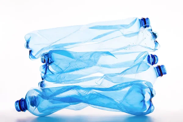 Sbriciolato usato bottiglie di plastica su sfondo bianco — Foto Stock