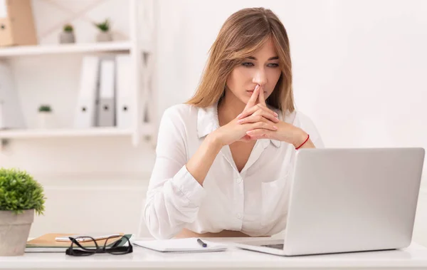 Pensive Businesswoman в ноутбуці мислення працює в сучасному офісі — стокове фото