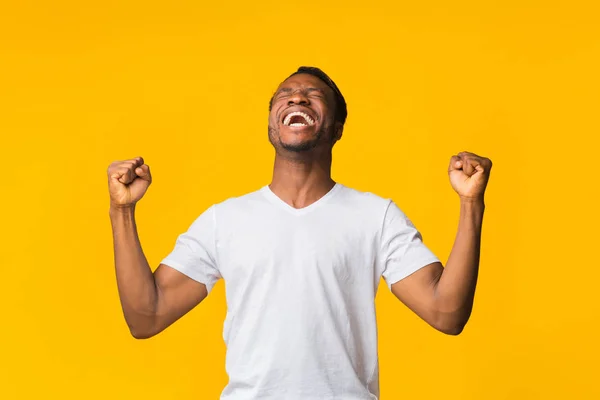 Emotional Black Guy Screaming Joyfully Shaking Fists Over Yellow Background — 스톡 사진