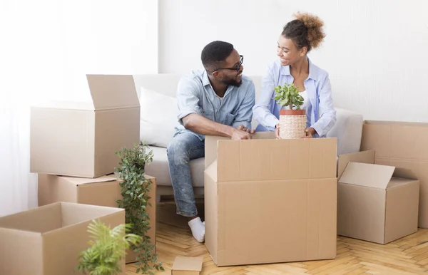 Happy Afro Spouses Preparing For Relocation Packing Boxes Indoor — 스톡 사진